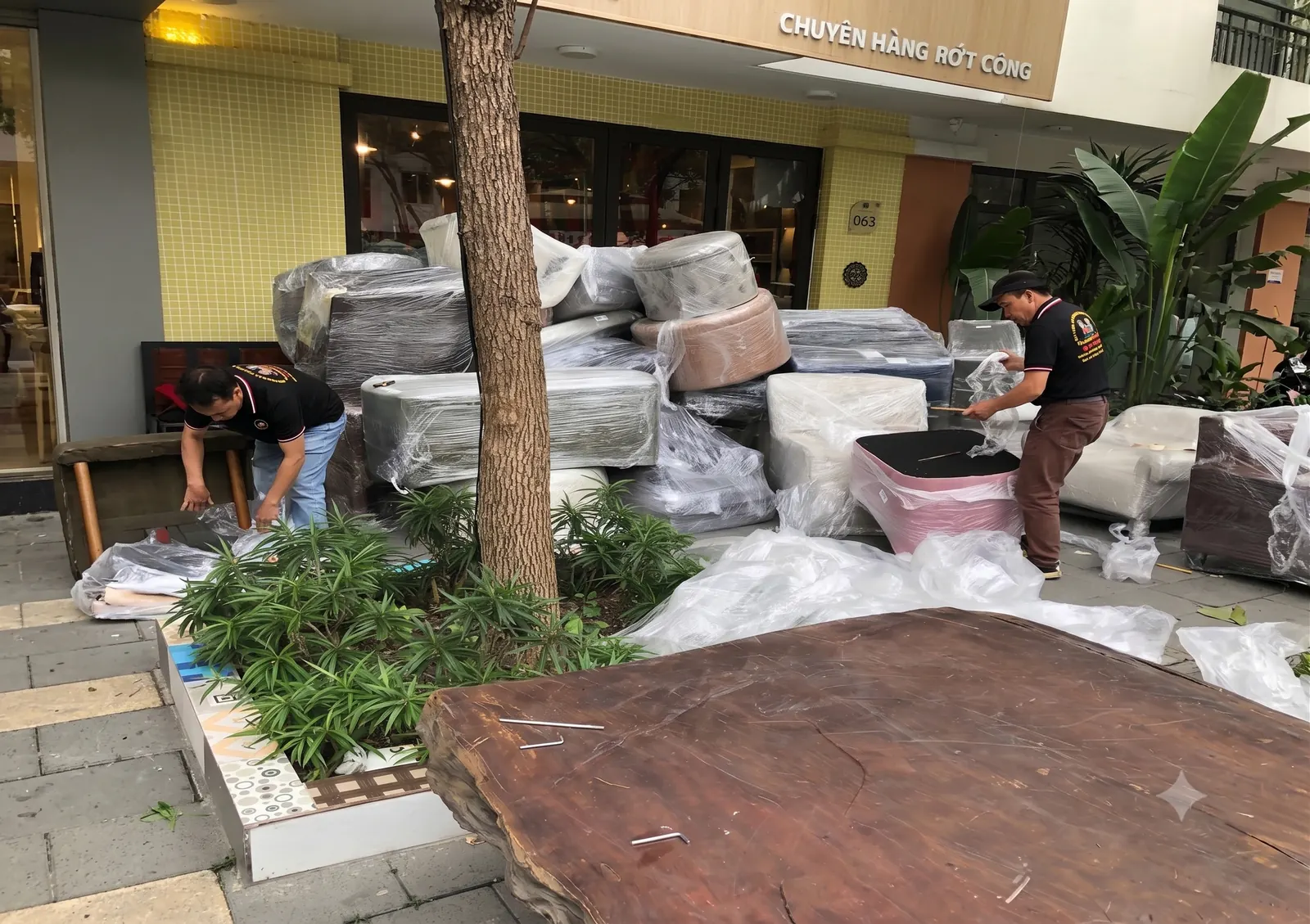 Tập kết hàng hóa trước cửa kho để vận chuyển